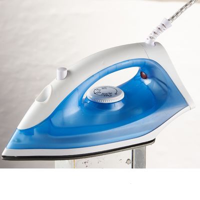 Mit dem LM-303 Dampfstahl bei 230 V erhalten Sie jedes Mal perfekt gepresste Kleidung